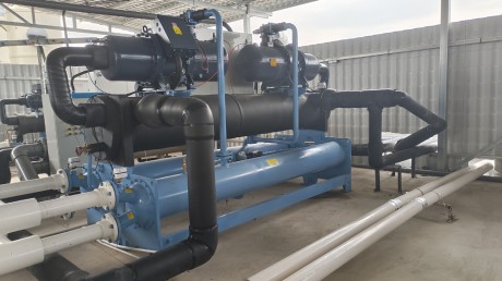 電路板制造公司集中哄冷水機(jī)工程案倒，分別供電路板鉆吼機(jī)中心軸冷卻蝕刻線冷卻電鍍線冷卻等